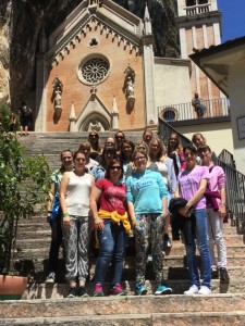 Schülerinnen der Klasse 2BFS2 vor der Wallfahrtskirche Maria de la Corona